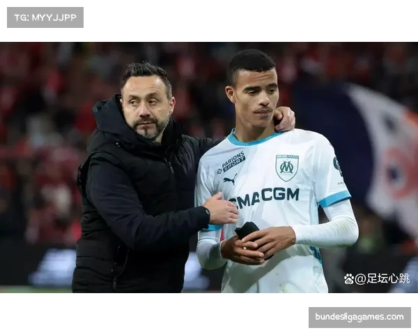 格林伍德助攻后与队友激情庆祝，马赛主场沸腾